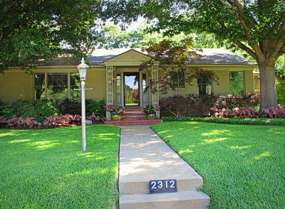 2312 Mistletoe Drive, 2013 Photo by Jim Peipert
