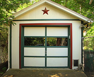Detached garage, 2217 Harrison Ave., 2013
Photo by Jim Peipert

